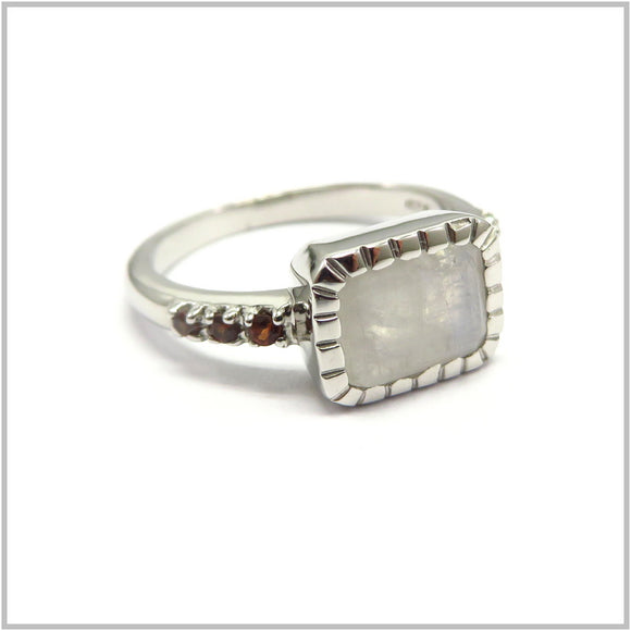 AN8.95 Rainbow Moonstone Ring Sterling Silver