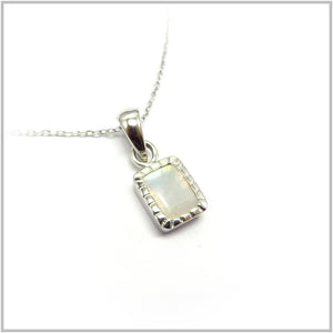 AN8.96 Rainbow Moonstone Pendant Sterling Silver